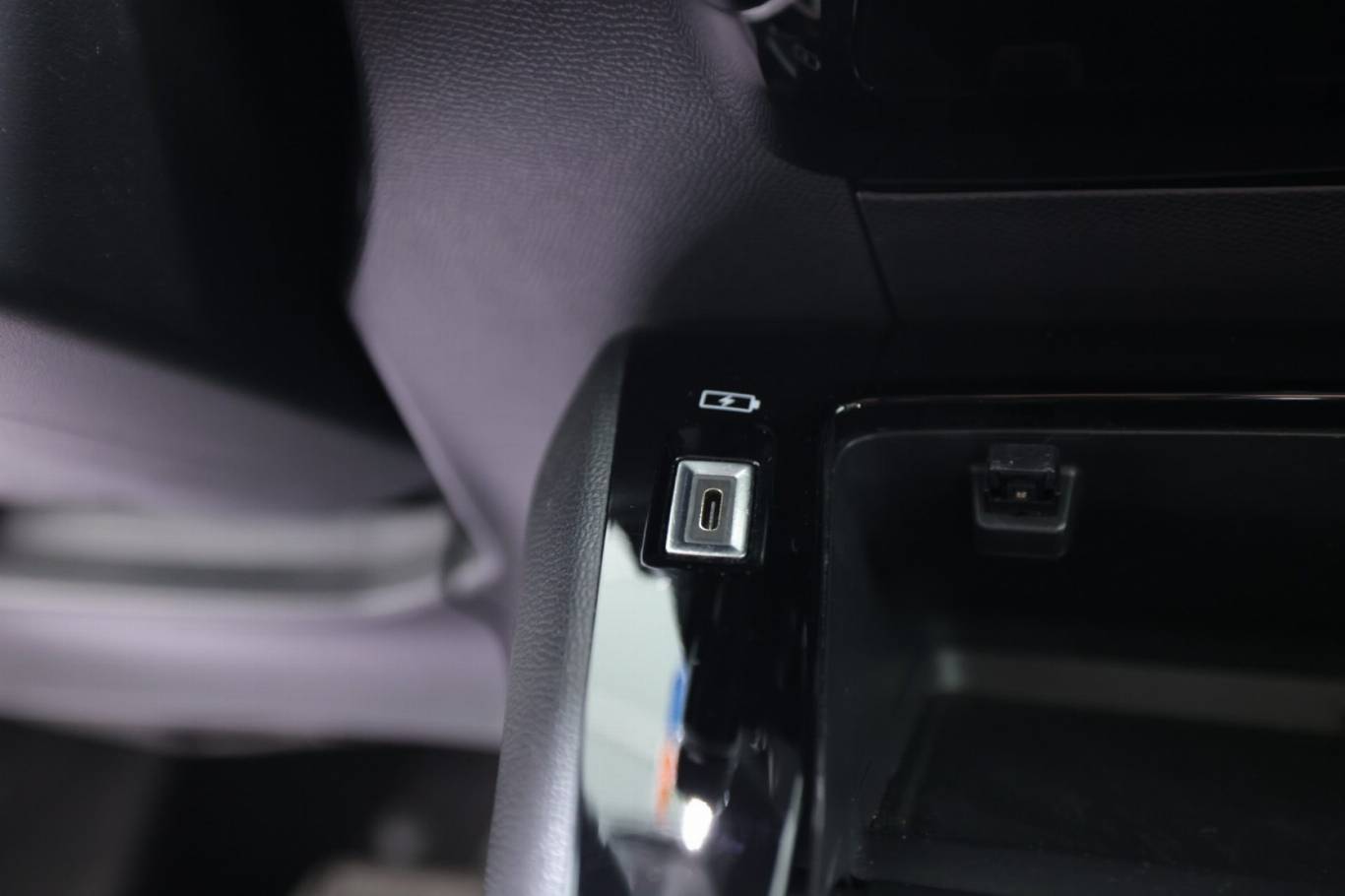 PEUGEOT 208 27