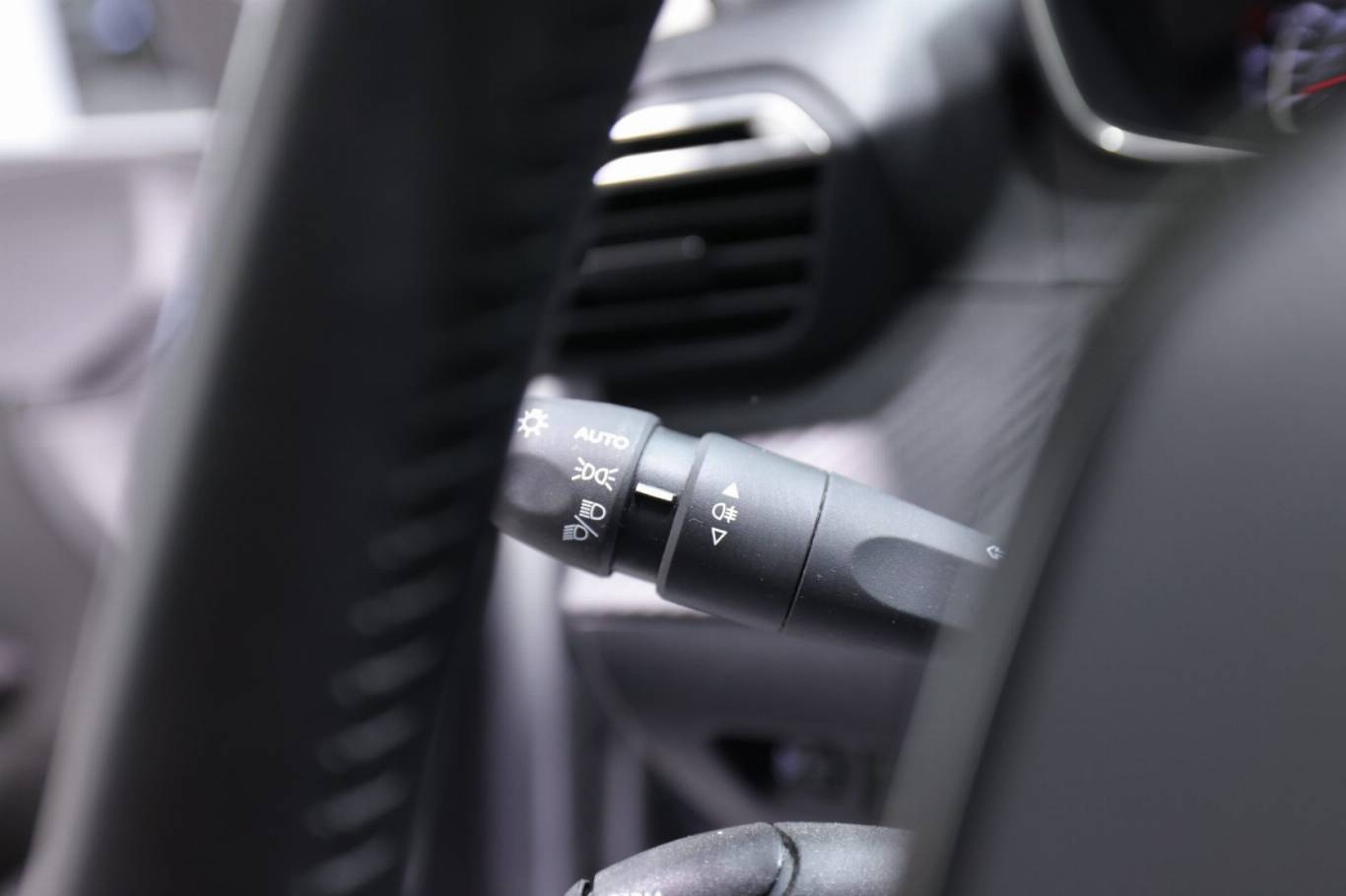 PEUGEOT 208 23