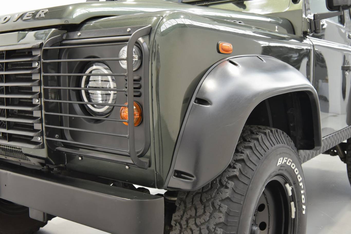 LAND ROVER Defender 57