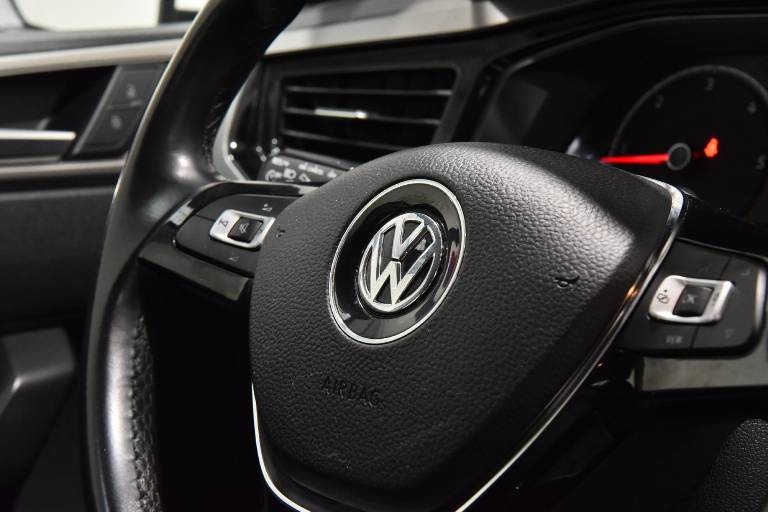 VOLKSWAGEN Polo 16