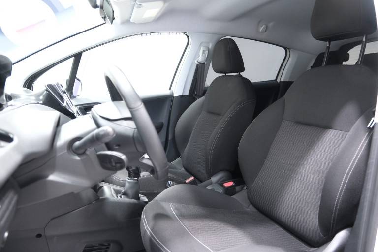 PEUGEOT 208 6
