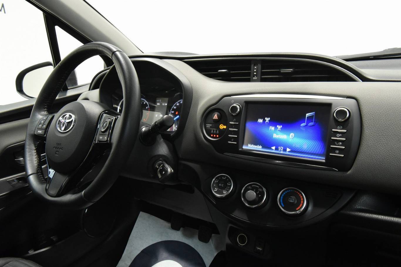 TOYOTA Yaris 28