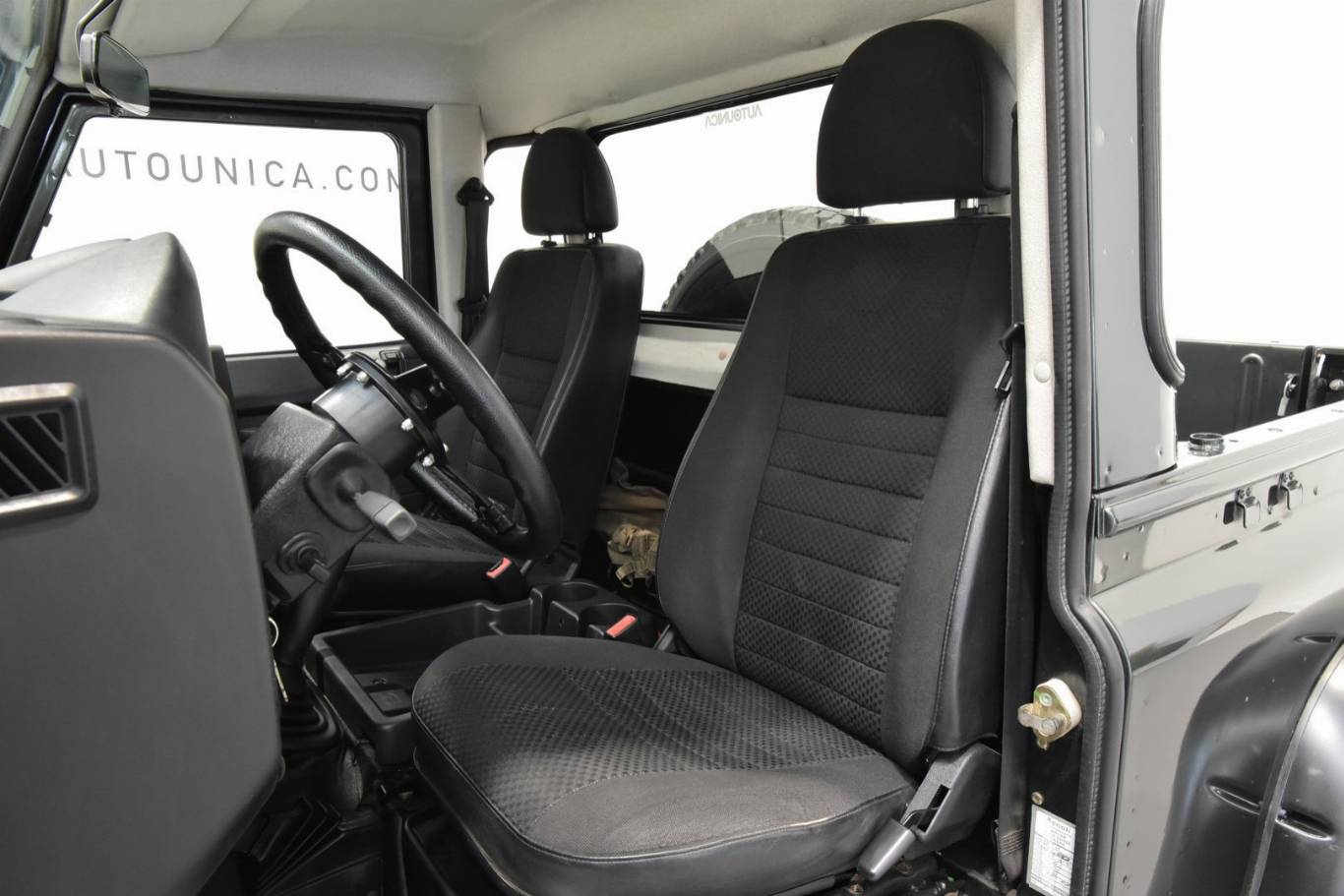 LAND ROVER Defender 4