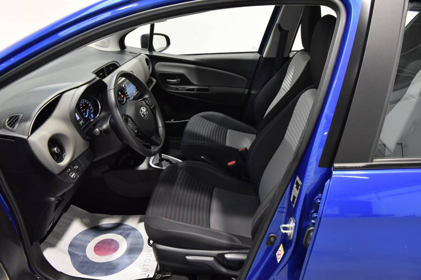 TOYOTA Yaris 4