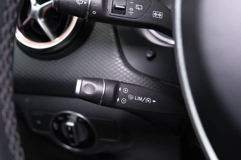 MERCEDES-BENZ A 180 33