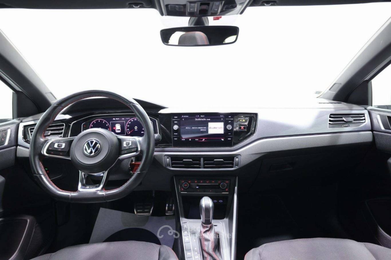 VOLKSWAGEN Polo 10