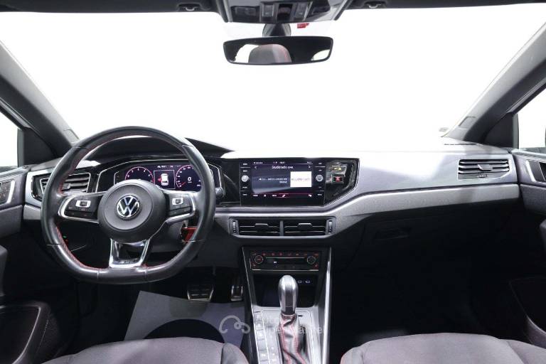 VOLKSWAGEN Polo 10