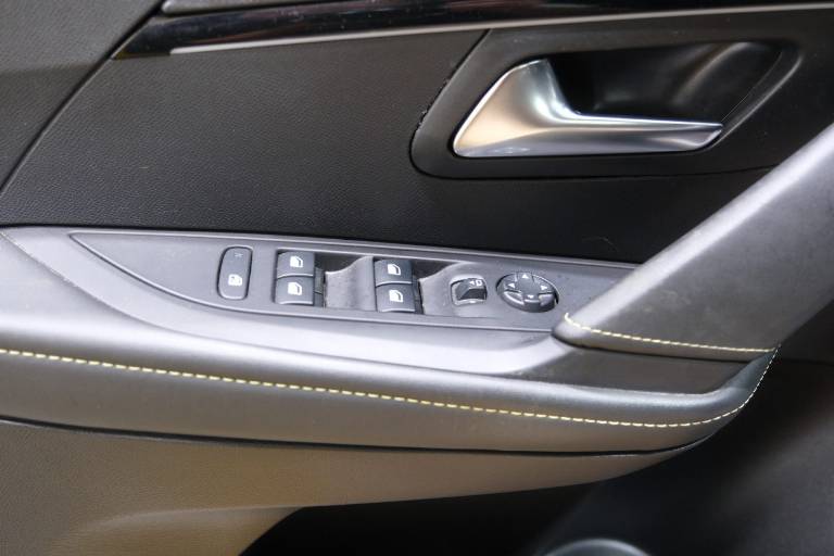 PEUGEOT 208 37