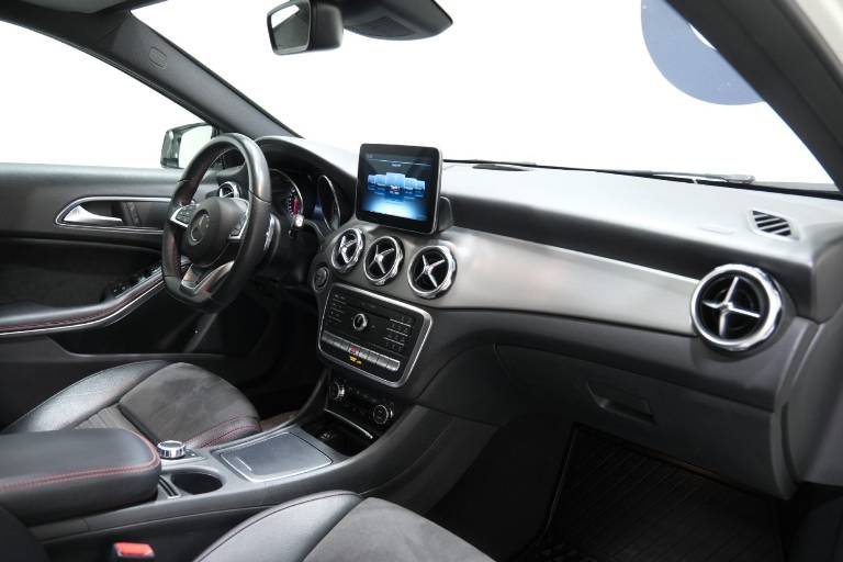 MERCEDES-BENZ GLA 220 56