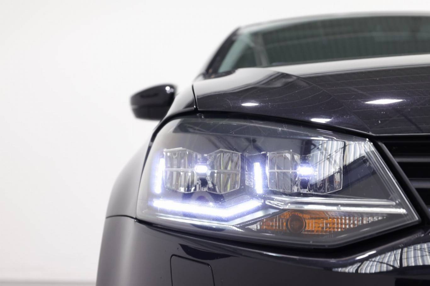 VOLKSWAGEN Polo 12