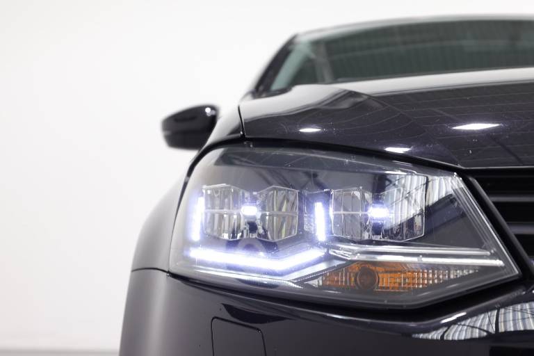 VOLKSWAGEN Polo 12