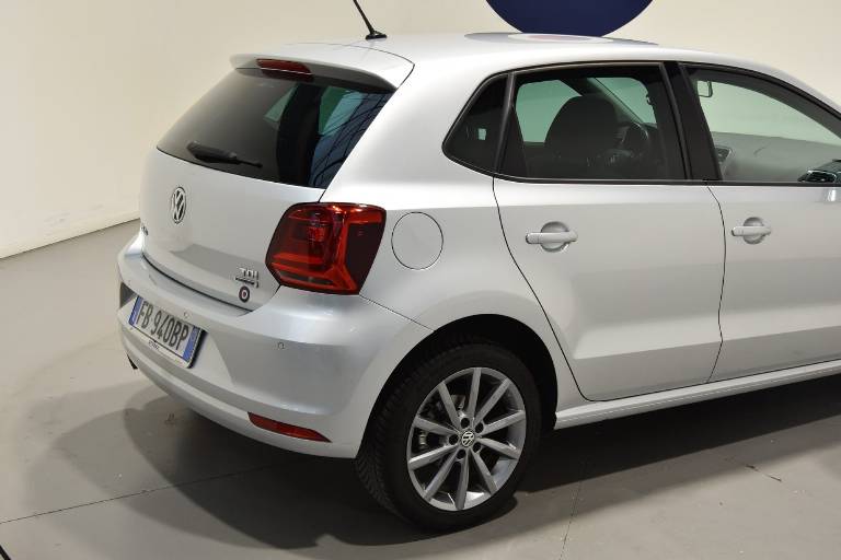 VOLKSWAGEN Polo 18
