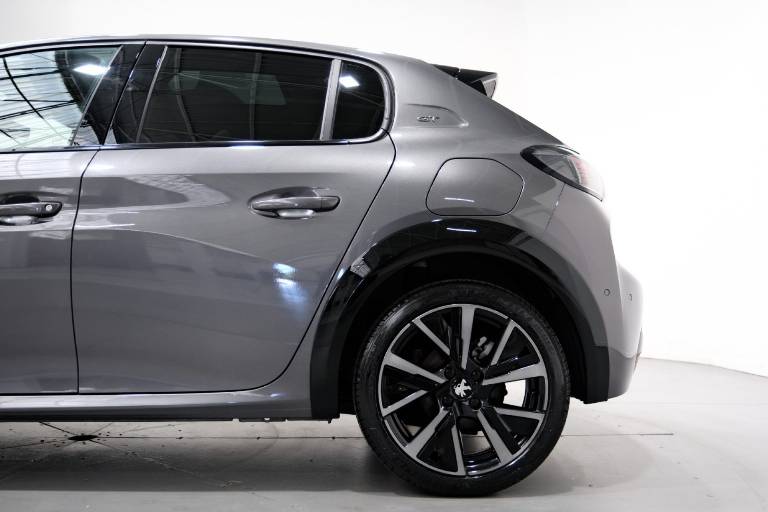 PEUGEOT 208 46