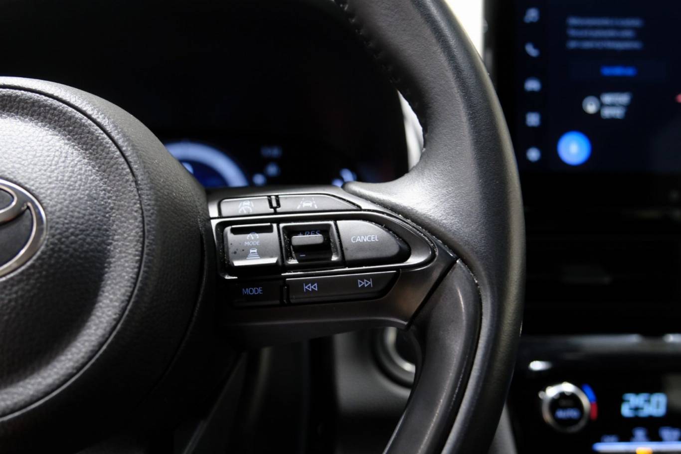 TOYOTA Yaris Cross 23