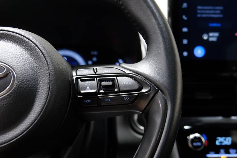 TOYOTA Yaris Cross 23