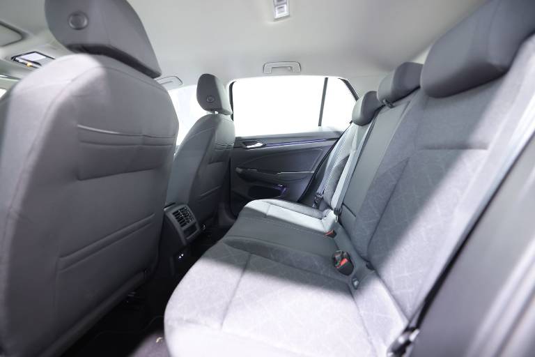 VOLKSWAGEN Golf 32