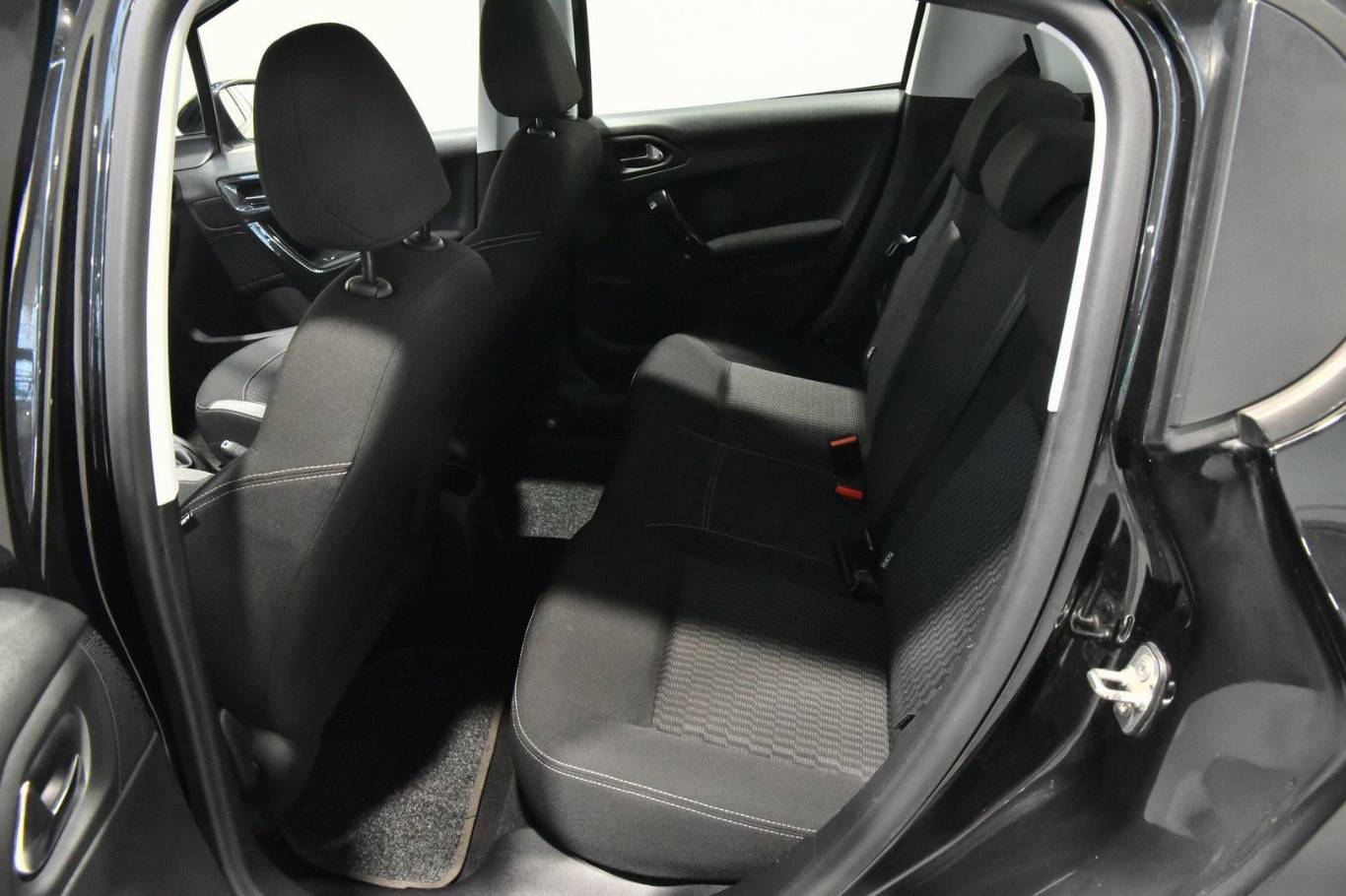 PEUGEOT 208 26