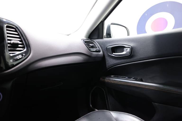 JEEP Compass 33