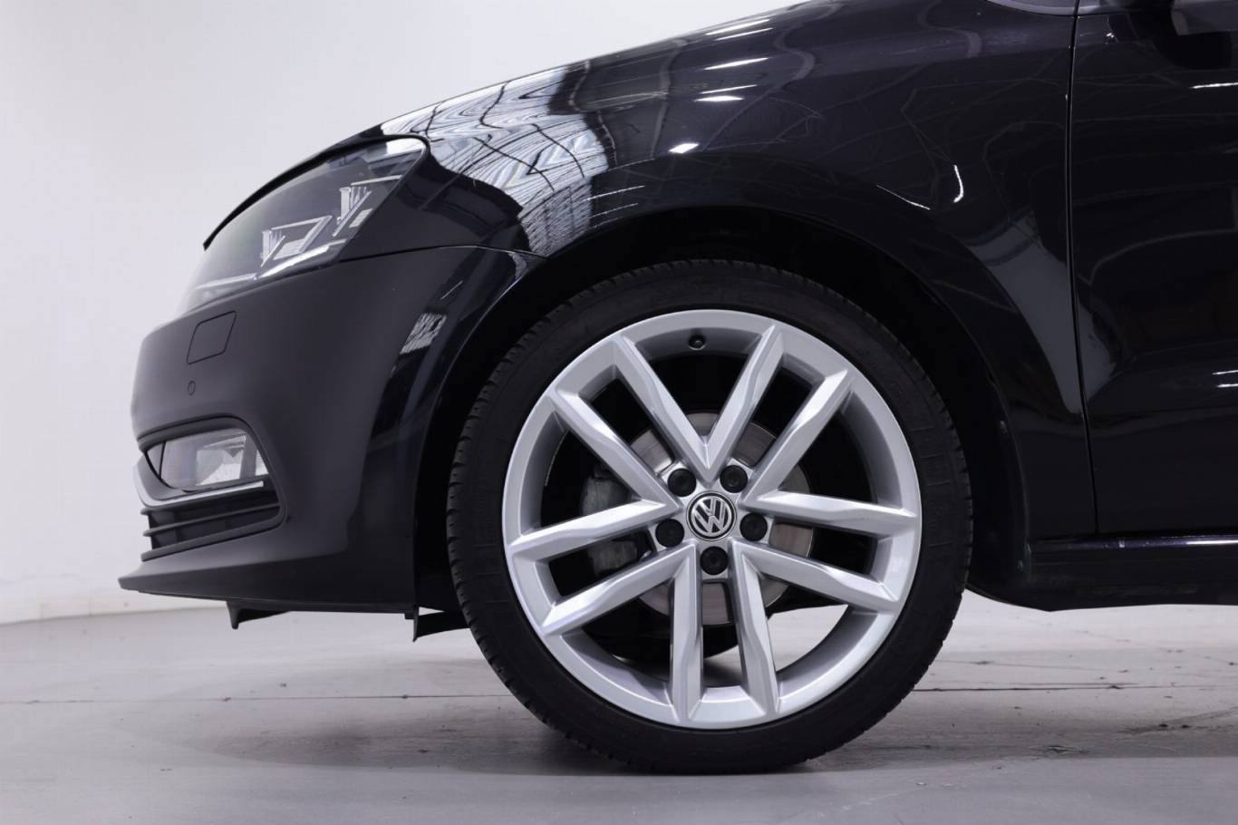 VOLKSWAGEN Polo 17