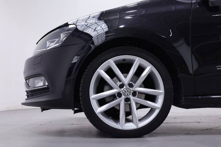 VOLKSWAGEN Polo 17