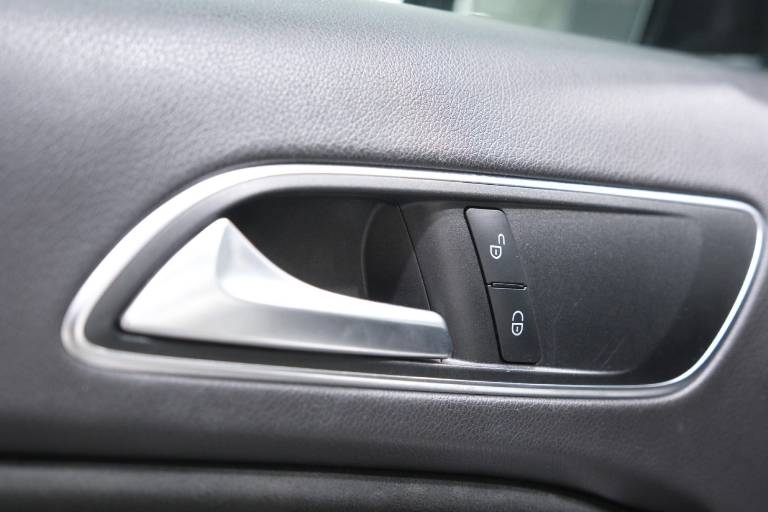 MERCEDES-BENZ GLA 220 36