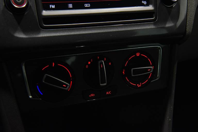 VOLKSWAGEN Polo 11