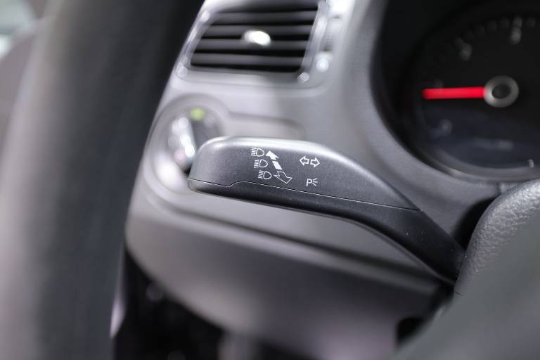 VOLKSWAGEN Polo 19