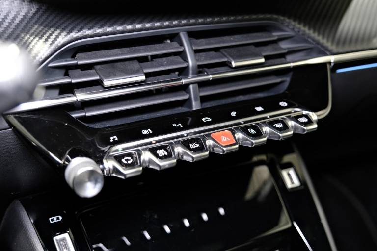 PEUGEOT 208 28
