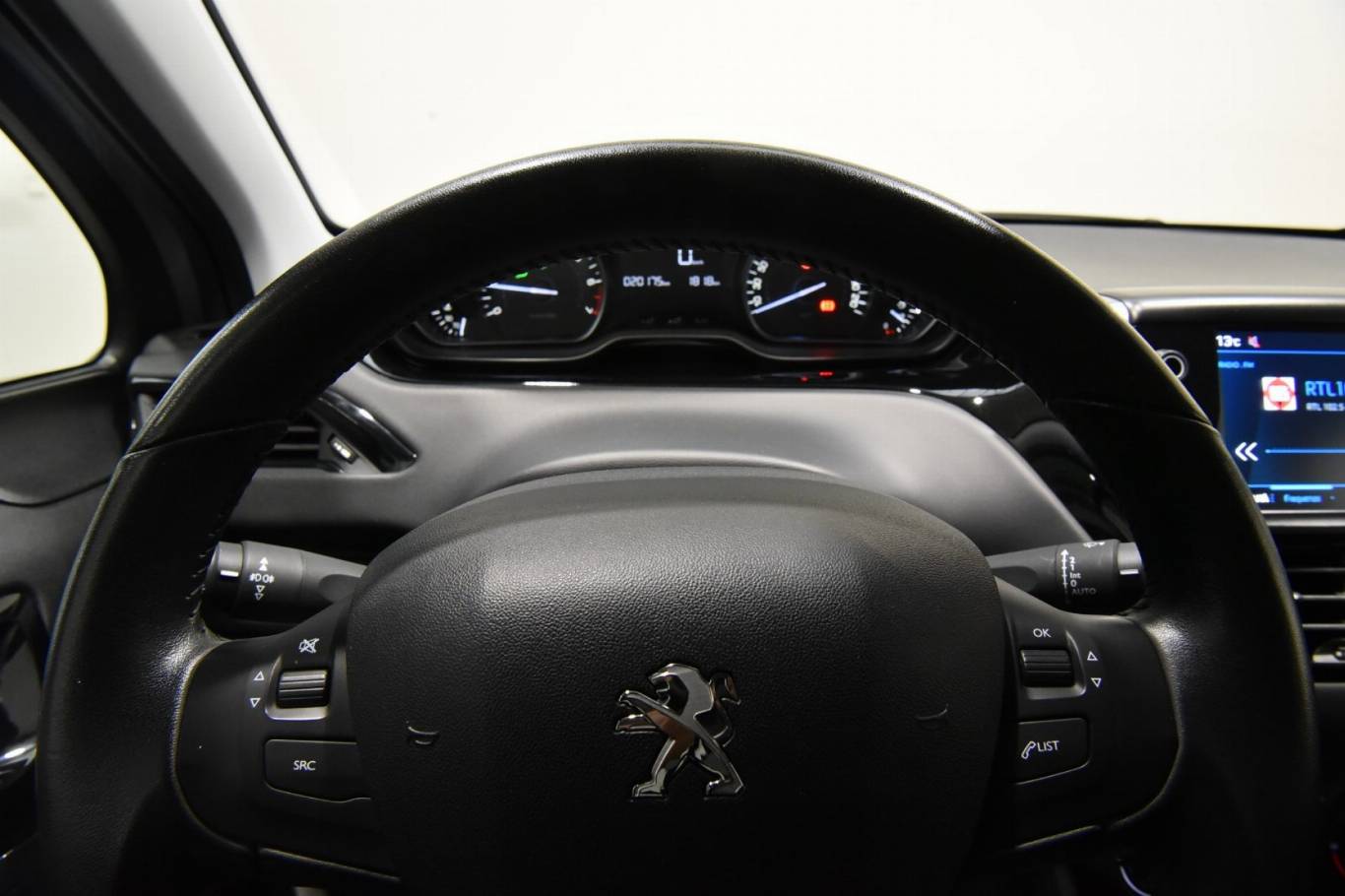PEUGEOT 208 9