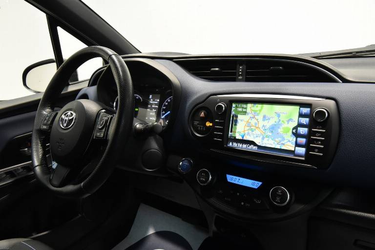 TOYOTA Yaris 28