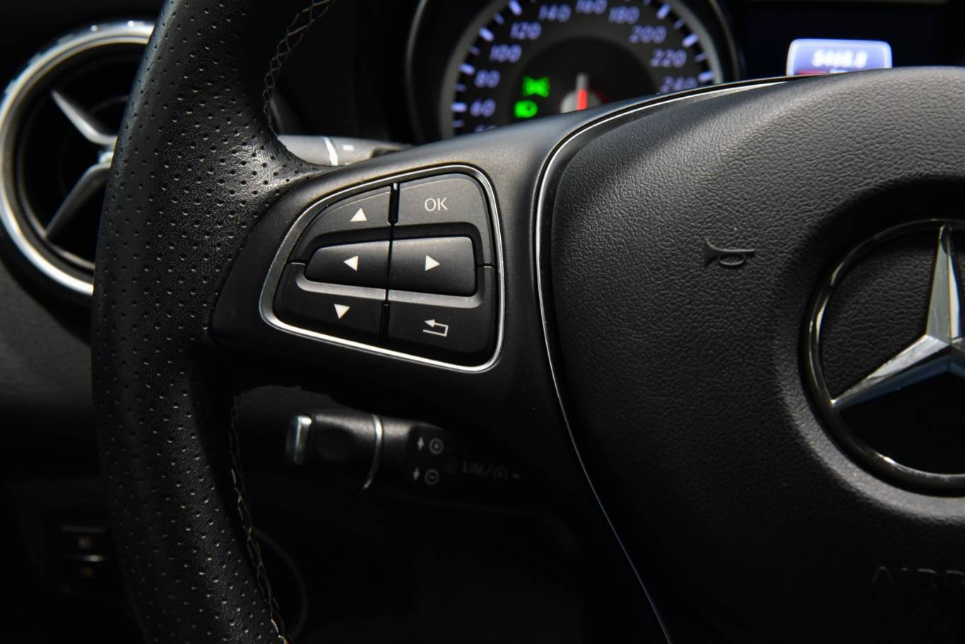 MERCEDES-BENZ GLA 200 6