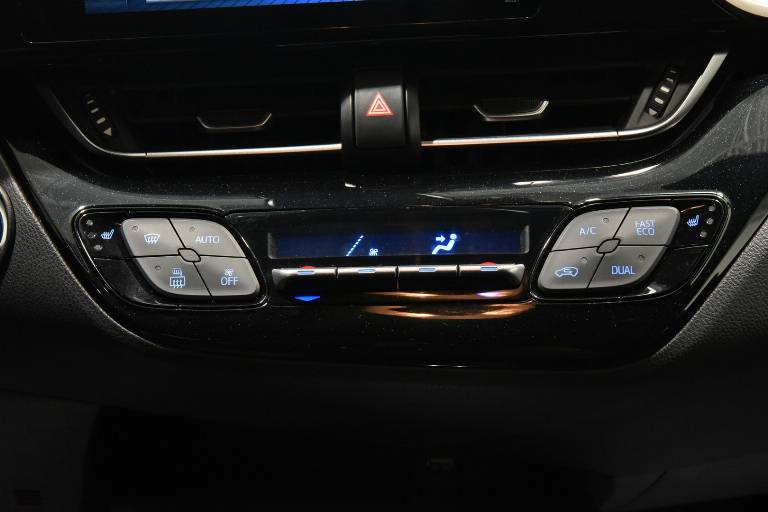 TOYOTA C-HR 11