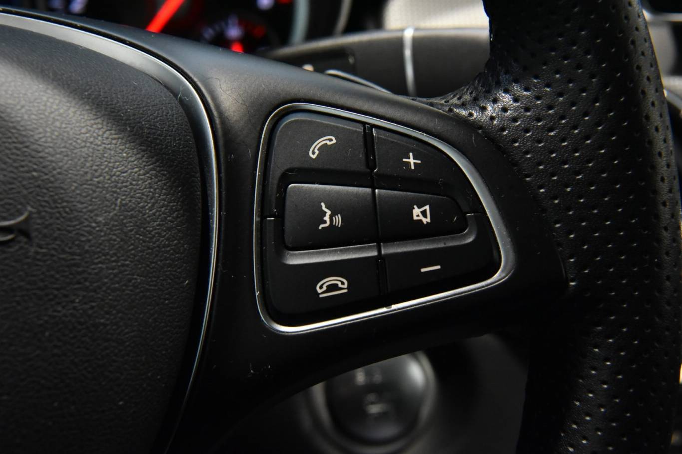 MERCEDES-BENZ CLA 180 8