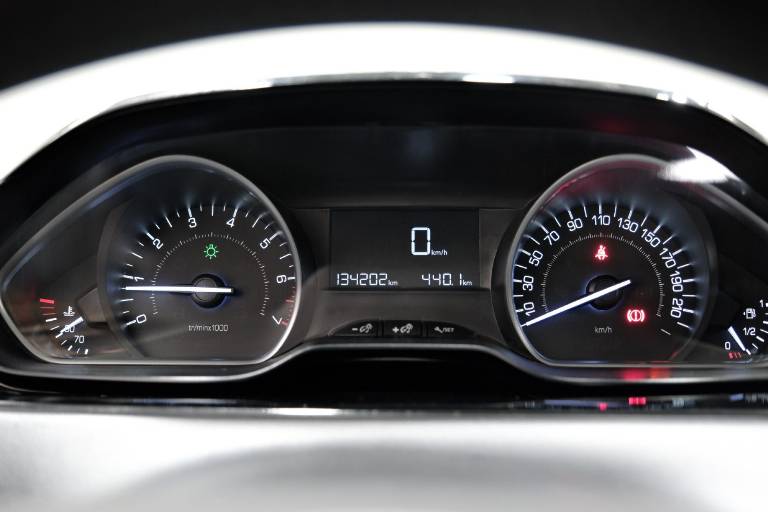 PEUGEOT 208 8