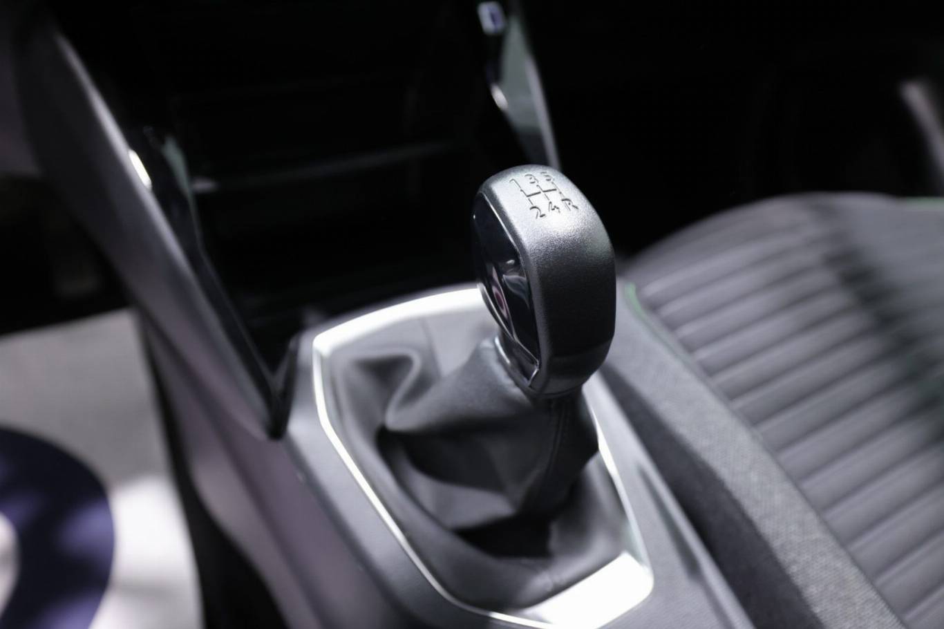 PEUGEOT 208 29
