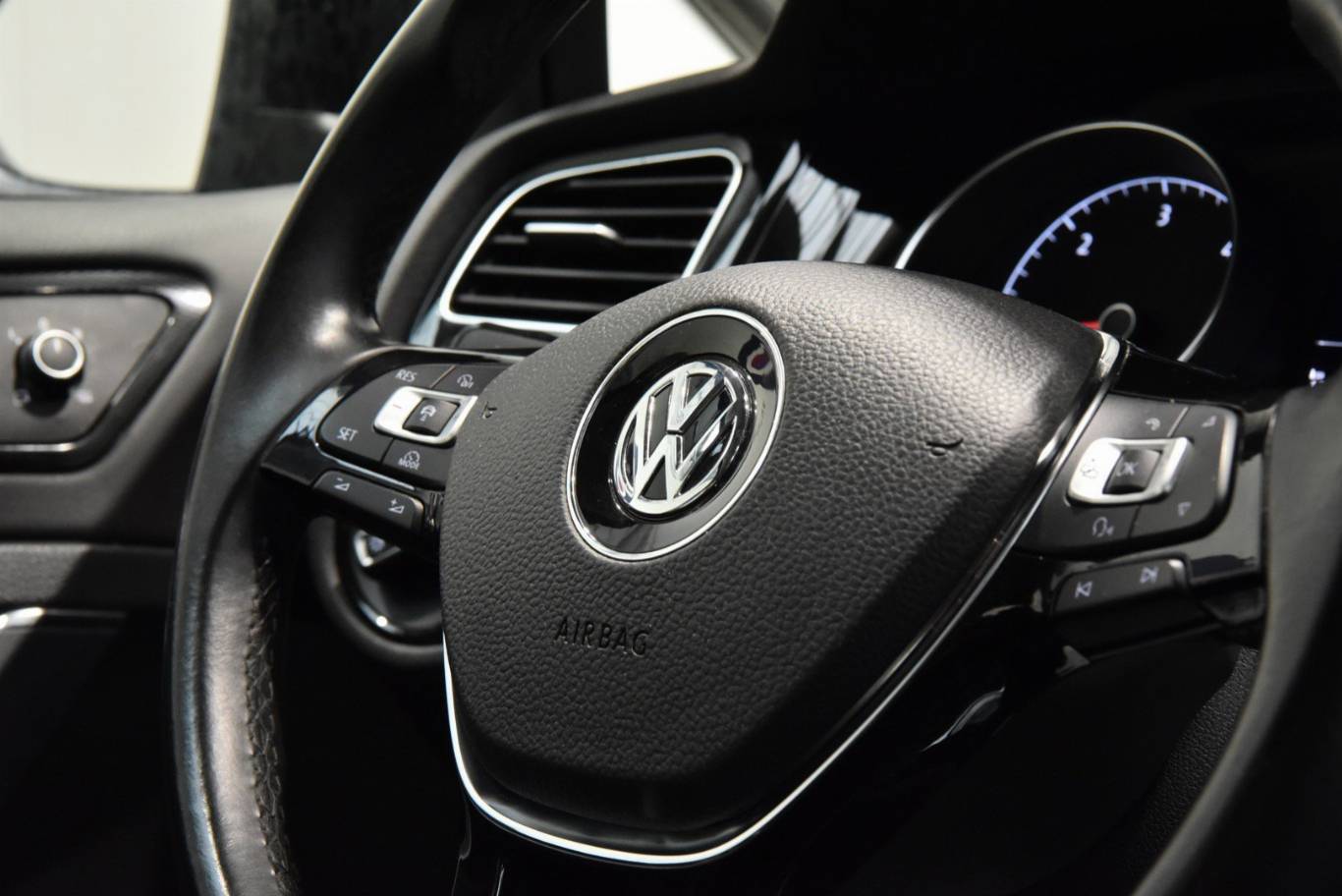 VOLKSWAGEN Golf 24