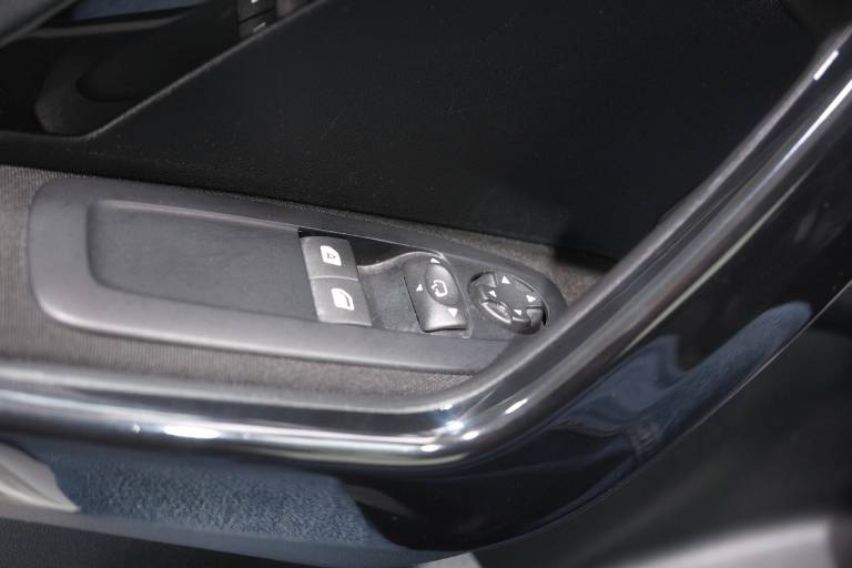 PEUGEOT 208 32