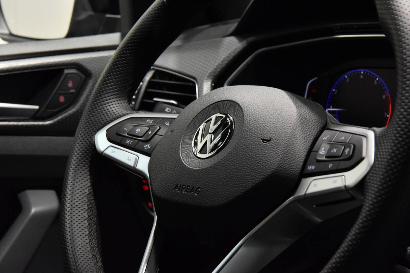 VOLKSWAGEN T-Cross 24