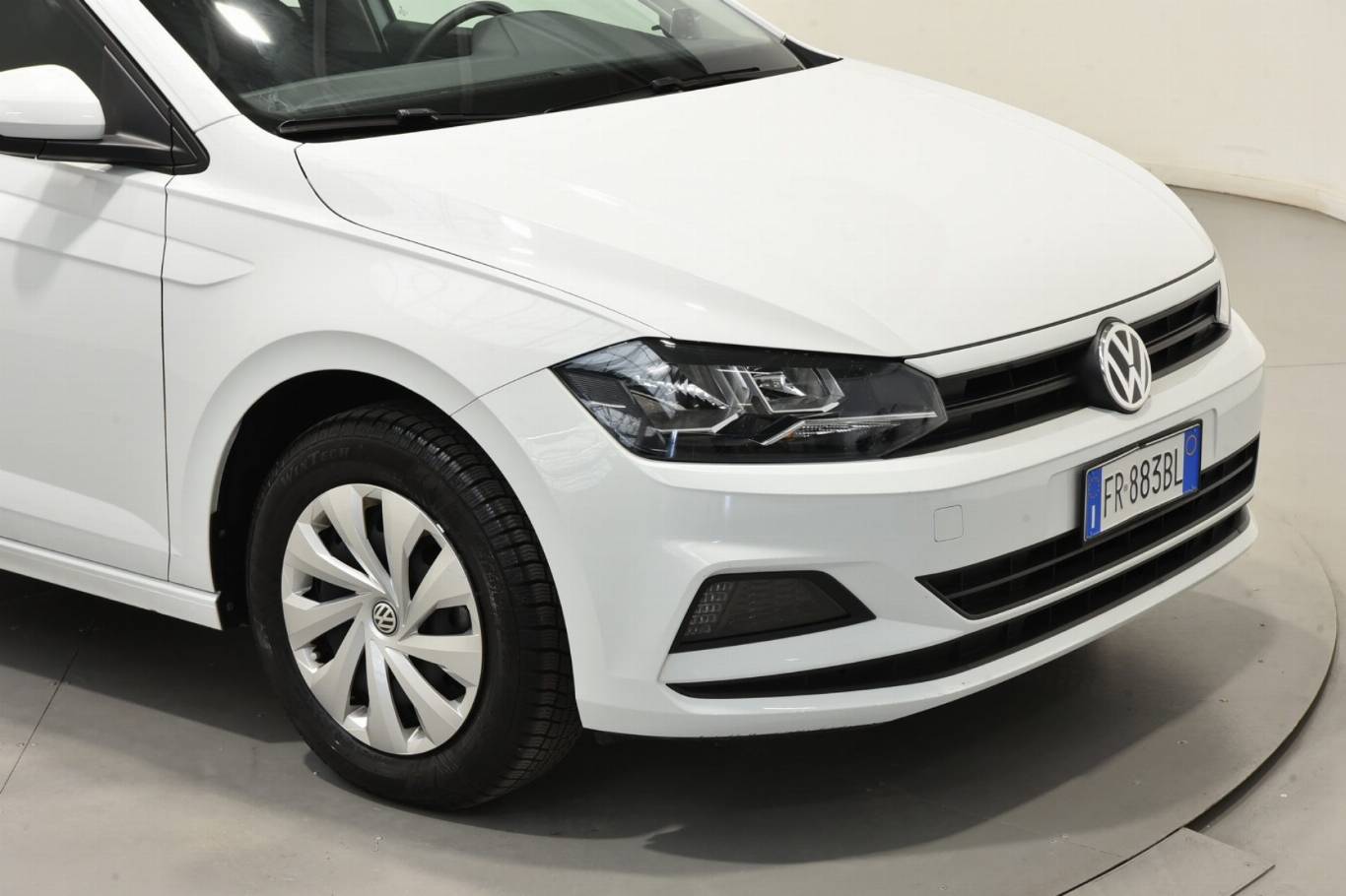 VOLKSWAGEN Polo 10