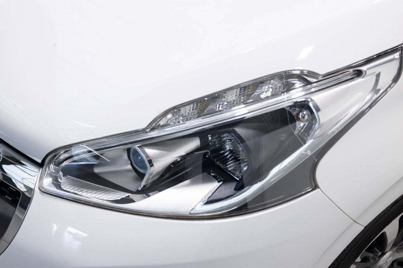 PEUGEOT 208 36
