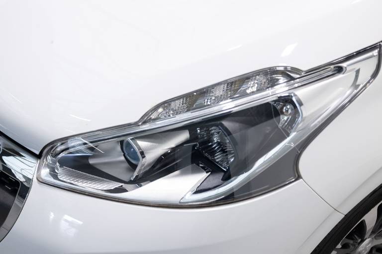 PEUGEOT 208 36