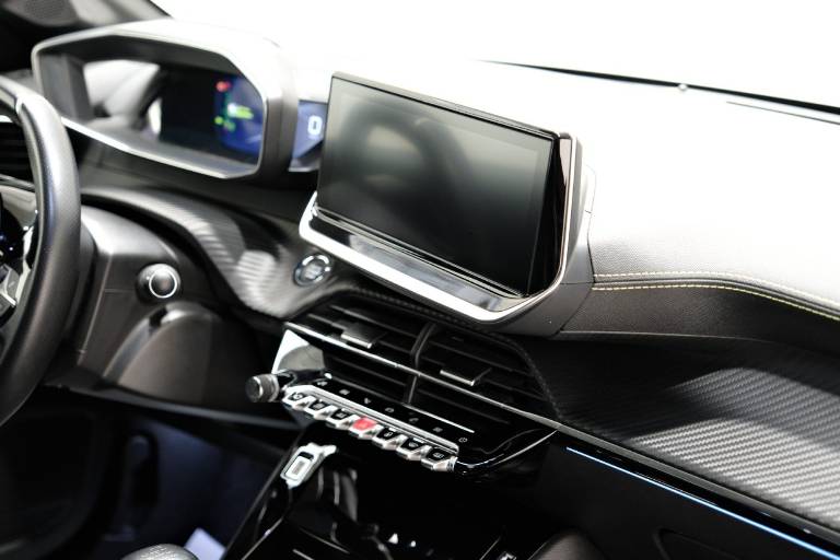 PEUGEOT 208 66
