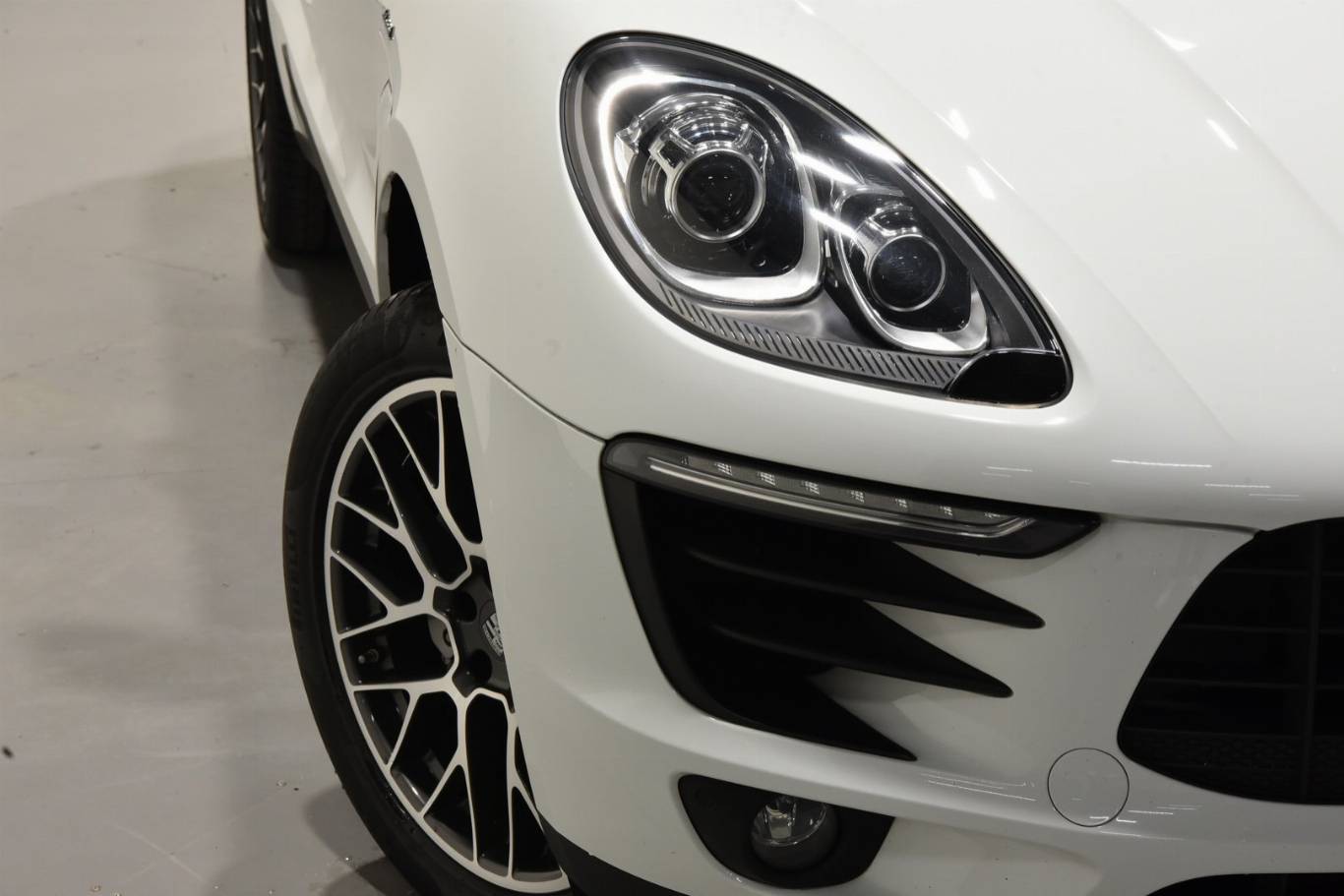 PORSCHE Macan 63