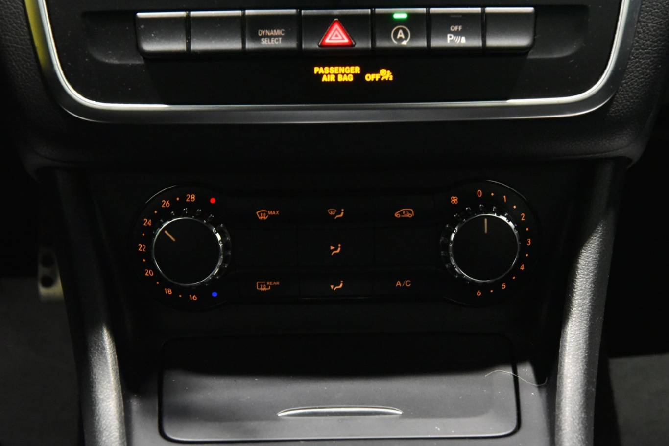 MERCEDES-BENZ GLA 200 12