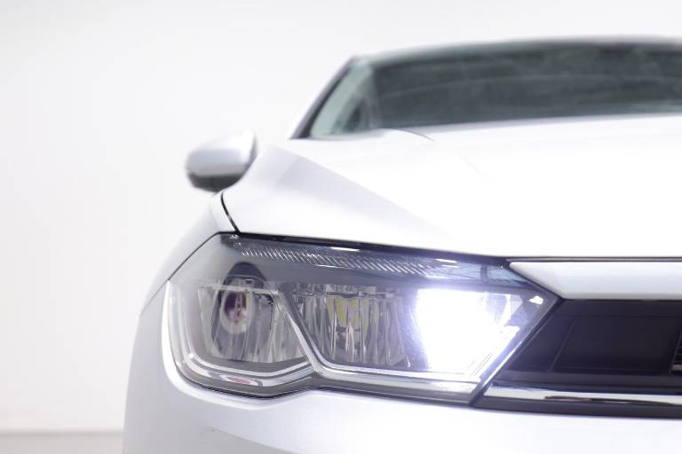 VOLKSWAGEN Polo 12
