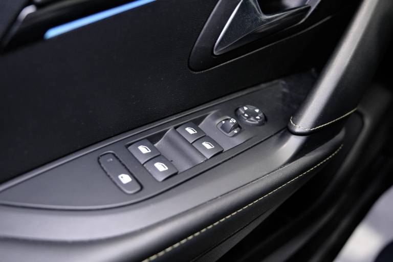 PEUGEOT 208 38