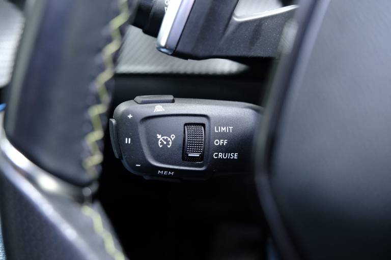 PEUGEOT 208 24