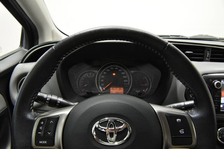 TOYOTA Yaris 9