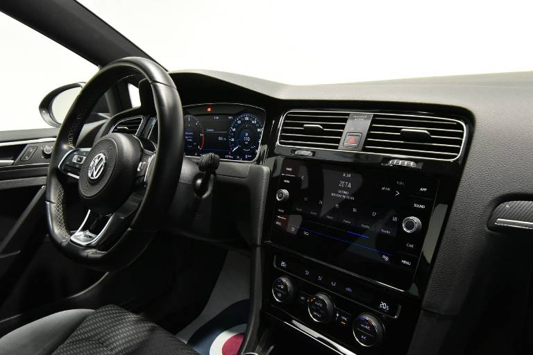 VOLKSWAGEN Golf 28