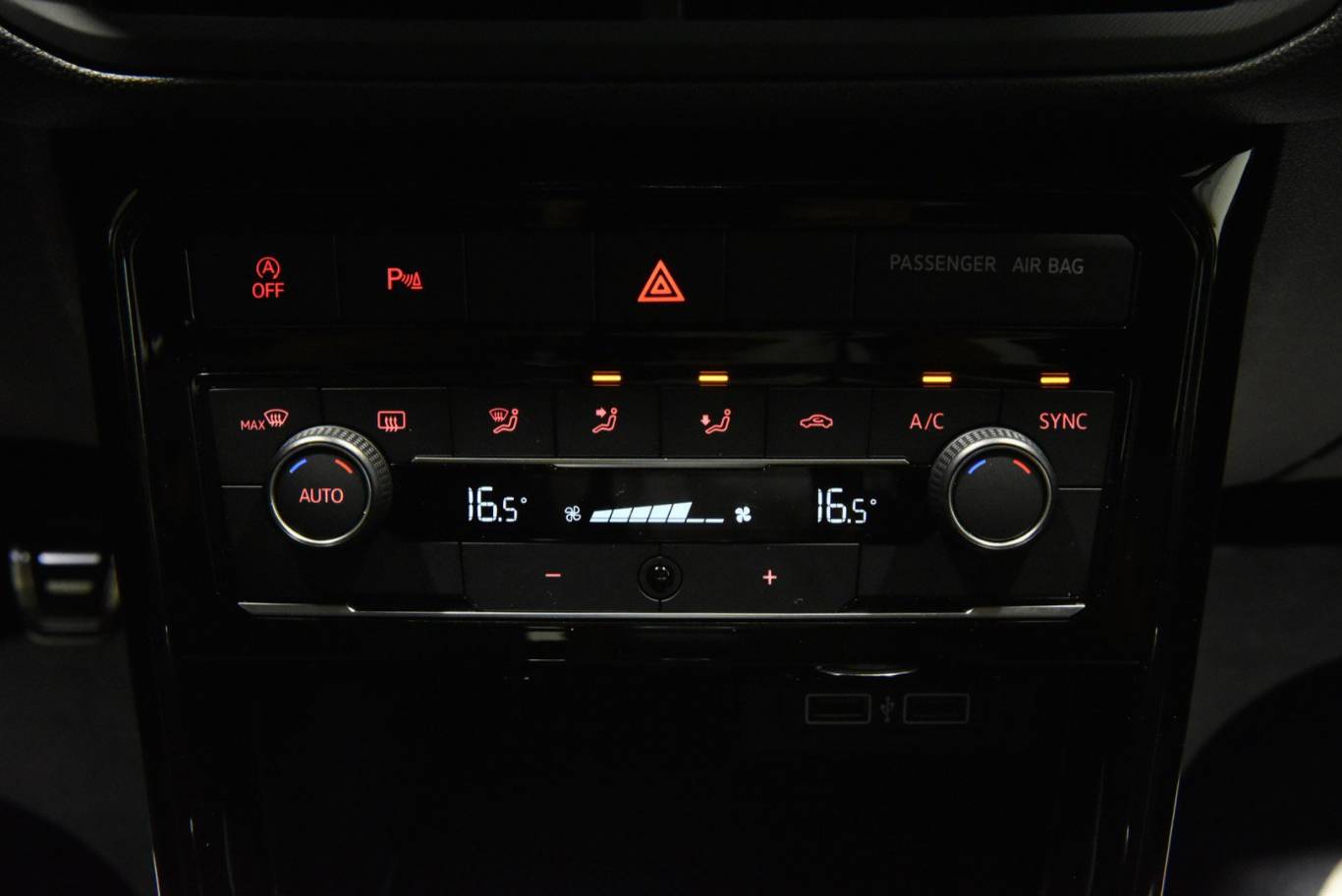 VOLKSWAGEN T-Cross 11